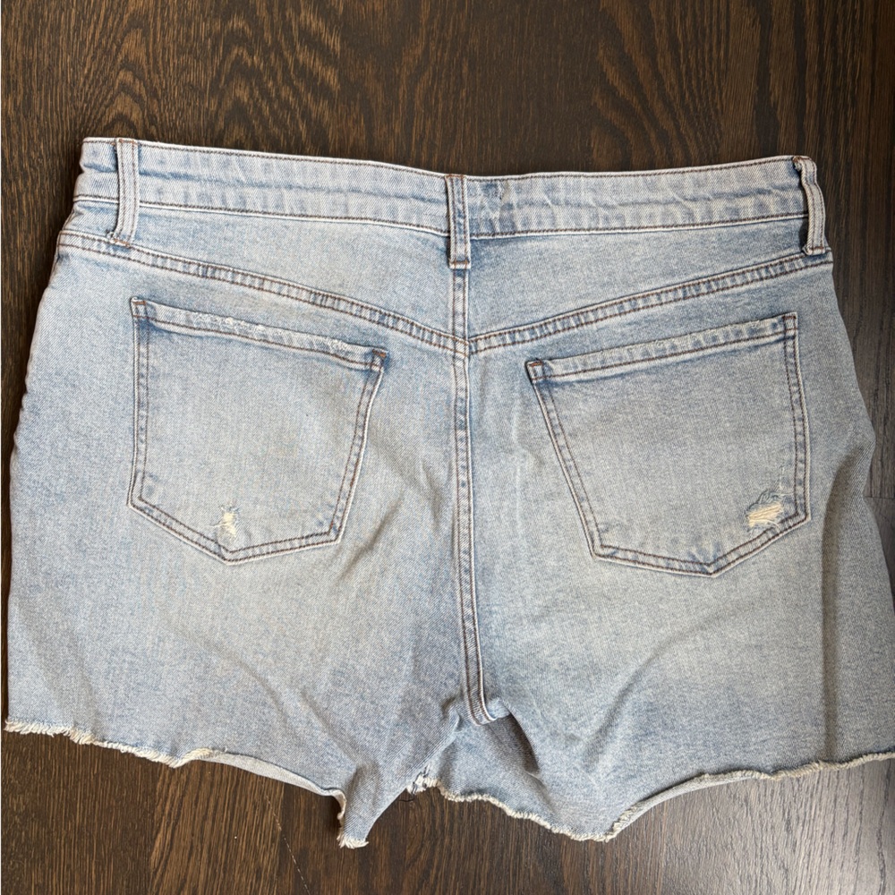 Kut from the Kloth Light Blue Denim Shorts- size 12 - Picture 2 of 3